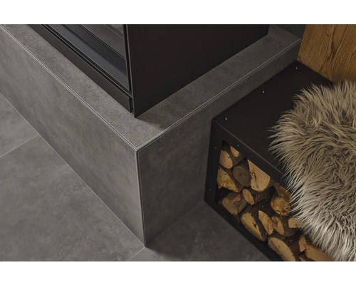 Detailopname van een open haard met houtopslag