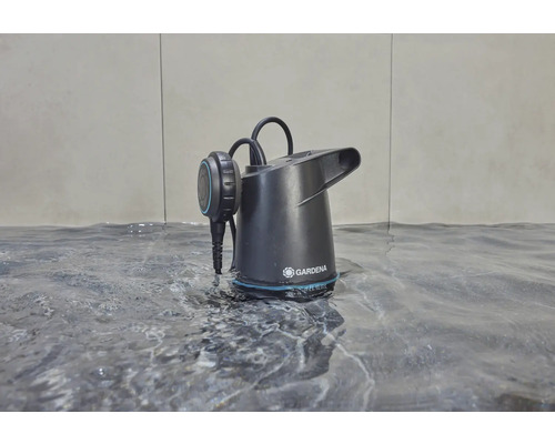 Gardena vuilwater dompelpomp in water