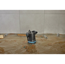 Gardena vuilwaterpomp in overstroomde ruimte met vuil en afval