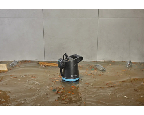 Gardena vuilwaterpomp in overstroomde ruimte met vuil en afval