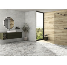 Moderne badkamer met wastafel, spiegel, douche en grijze vloertegels.
