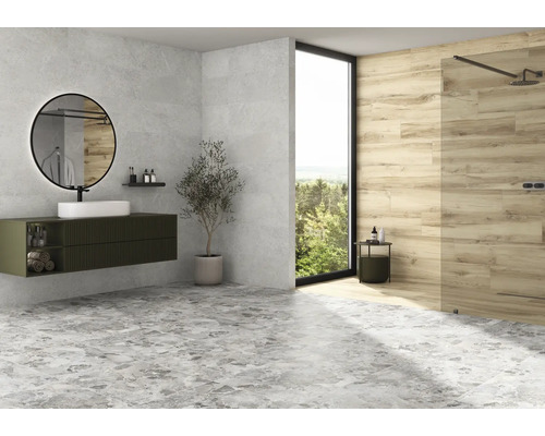 Moderne badkamer met wastafel, spiegel, douche en grijze vloertegels.