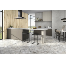 Lichte, moderne keuken met kookeiland, barkrukken, eettafel en vloertegels met steenlook