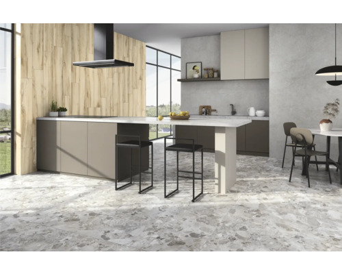 Lichte, moderne keuken met kookeiland, barkrukken, eettafel en vloertegels met steenlook