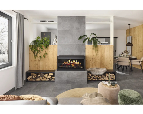 Woonkamer met open haard, houtopslag en decoratie