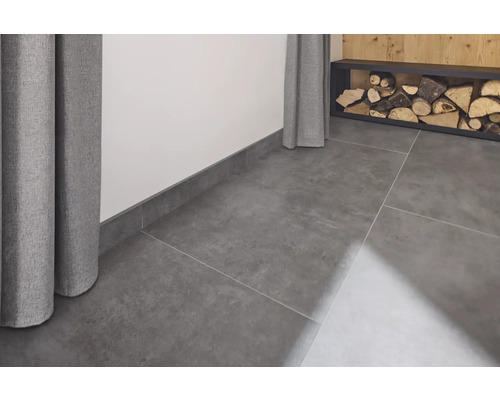 Modern interieur met grijze tegels, plinten en houten opbergrek