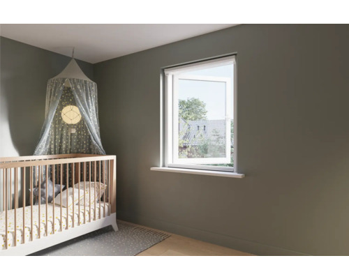 Babykamer met ledikant en openstaand raam