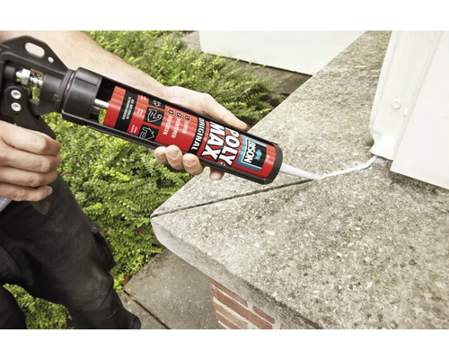 Een koker Bison Poly Max Original in gebruik om een voeg af te dichten.
