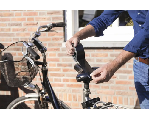 Man repareert fietszadel met ducttape.