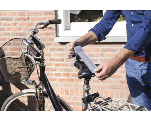 Fiets wordt gerepareerd met tape