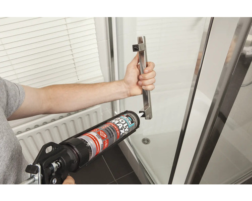 Aanbrengen van montagelijm op een douchecabine.