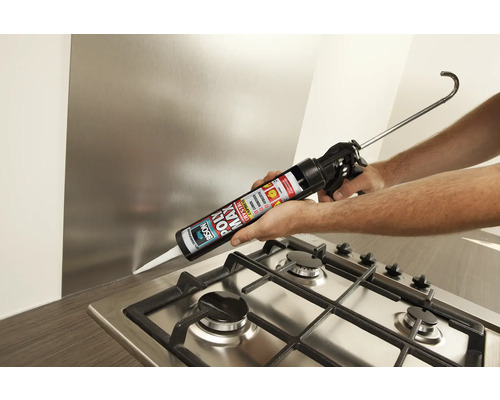 Persoon gebruikt een kitspuit met lijm voor keukenmontage.