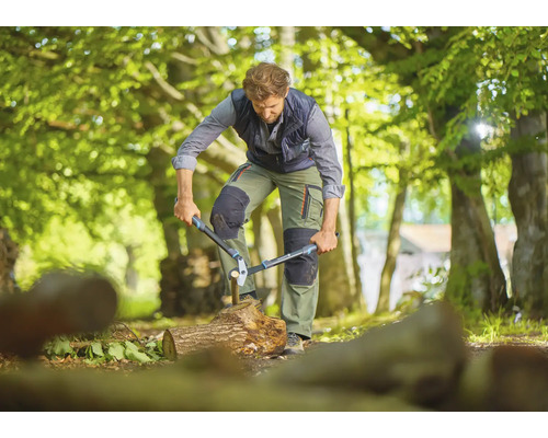Man hakt hout met een takkenschaar in de buitenlucht
