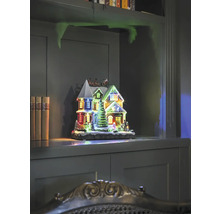 Decoratieve verlichte kersthuisscène op een plank