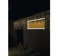 Gevel met raam en verlichte lichtjesketting