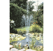 Vijver met fontein, waterlelies en weelderige beplanting
