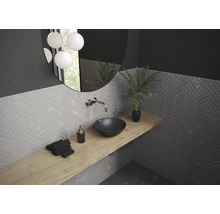 Badkamer met wastafel, spiegel, kraan, plank en visgraat tegels.