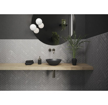 Moderne badkamer met wastafel, spiegel en grijze visgraattegels