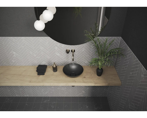 Moderne badkamer met zwarte opzetwastafel, houten plank en grijze visgraattegels