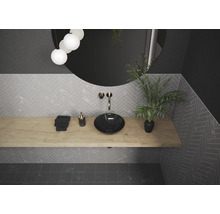 Moderne badkamer met opzetwastafel, houten werkblad en grote spiegel