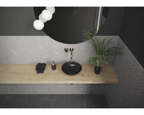 Moderne badkamer met opzetwastafel, houten werkblad en grote spiegel