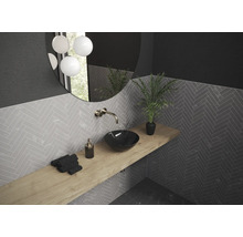 Moderne badkamer met spiegel, wastafel, kraan, handdoeken en plant