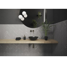 Moderne badkamer met wastafel, waskom, spiegel en wandtegels in visgraatmotief