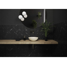 Moderne badkamer met zwarte visgraattegels, houten plank en ronde spiegel