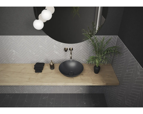 Moderne badkamer met opzetwastafel, houten plank en spiegel