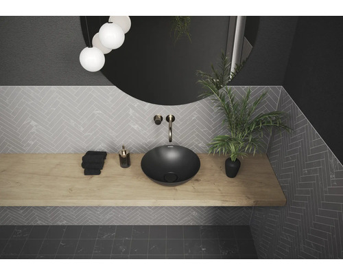 Badkamer met opzetwastafel, spiegel en houten plank