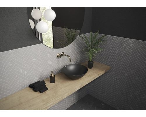 Moderne badkamer met wastafel, spiegel en grijze visgraat tegels