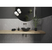 Moderne badkamer met wastafel, spiegel, visgraattegels en houten werkblad