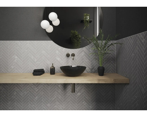 Badkamer met wastafel, spiegel en grijze visgraattegels