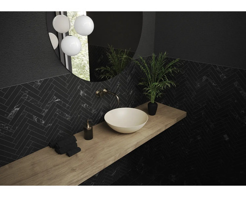 Moderne badkamer met zwart visgraatmotief, opzetwastafel en houten plank