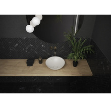 Moderne badkamer met waskom, houten werkblad en donkere visgraattegels.