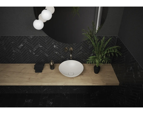 Moderne badkamer met waskom, houten werkblad en donkere visgraattegels.