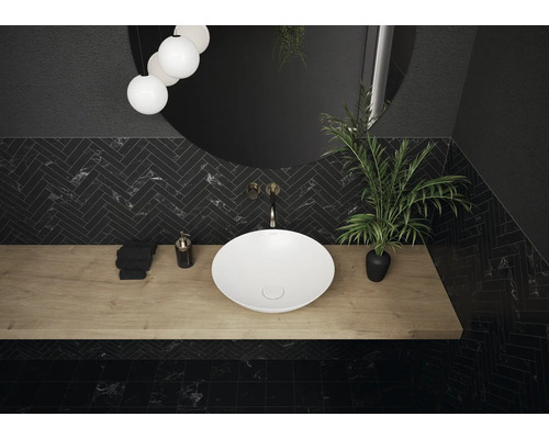 Moderne badkamer met opzetwastafel, houten wastafelblad en donkere tegels