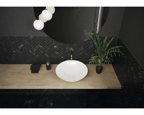 Moderne badkamer met opzetwastafel, spiegel en donkere marmeren tegels