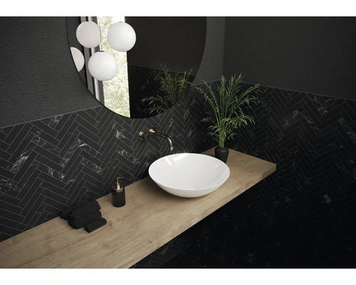 Badkamer met opzetwastafel, spiegel, kraan, tegels en decoratie