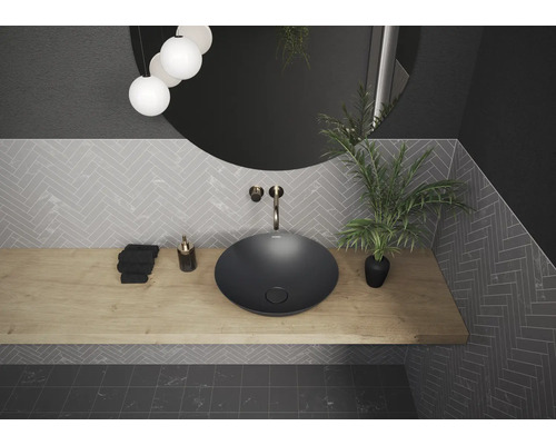 Moderne badkamer met ronde wastafel, spiegel en houten tafelblad