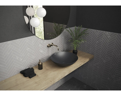 Moderne badkamer met waskom, spiegel en wandtegels in visgraatmotief