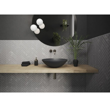 Moderne badkamer met wastafel, spiegel, verlichting en grijze tegels in visgraatmotief