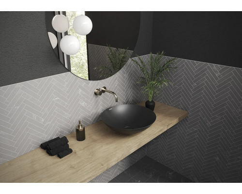 Moderne badkamer met opzetwastafel, spiegel en houten plank