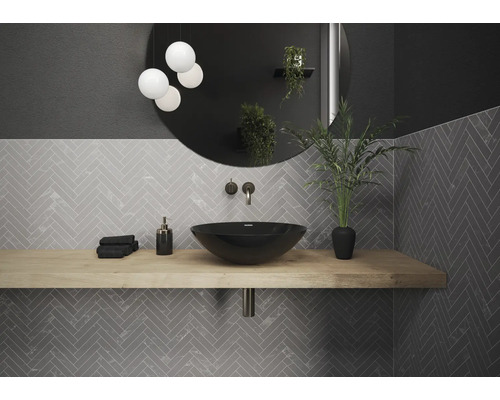 Moderne badkamer met zwarte waskom, spiegel en grijze tegels