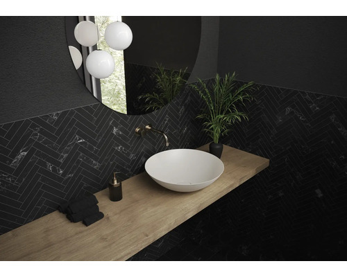 Moderne badkamer met waskom, houten werkblad en donkere visgraattegels