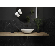 Moderne badkamer met wastafel, spiegel en wandtegels in visgraatmotief