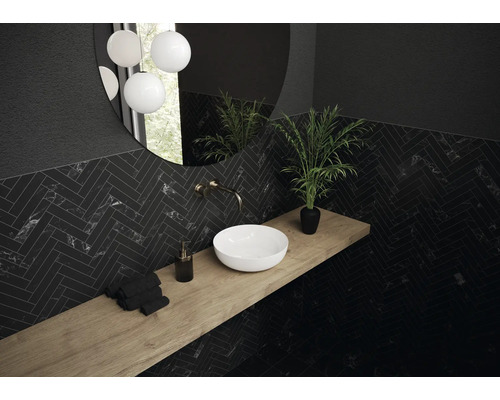 Moderne badkamer met donkere marmeren tegels in visgraatmotief, wastafel en houten tafelblad