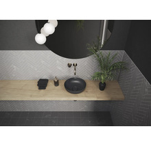 Moderne badkamer met opzetwastafel, spiegel en houten plank