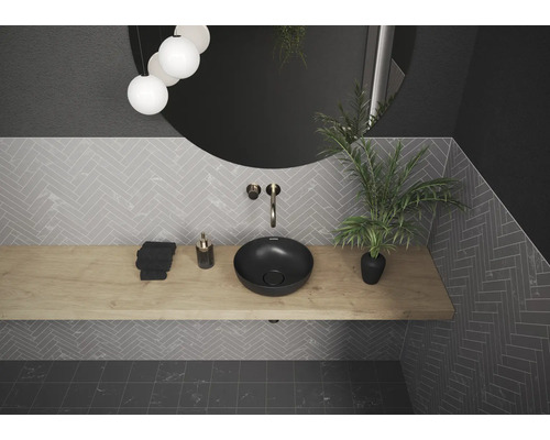 Moderne badkamer met opzetwastafel, houten tafelblad en visgraattegels