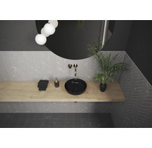 Moderne badkamer met wastafel, spiegel en houten plank